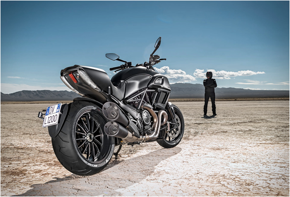 2015-ducati-diavel-2.jpg