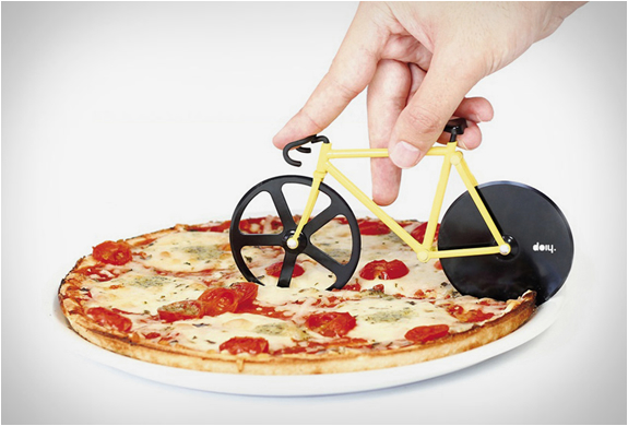 Fixie pizza cutter