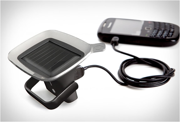 img_quirky_ray_solar_powered_charger_2.jpg