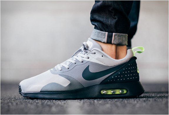 Nike air max tavas on feet on sale